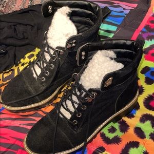 Black boots with white fur